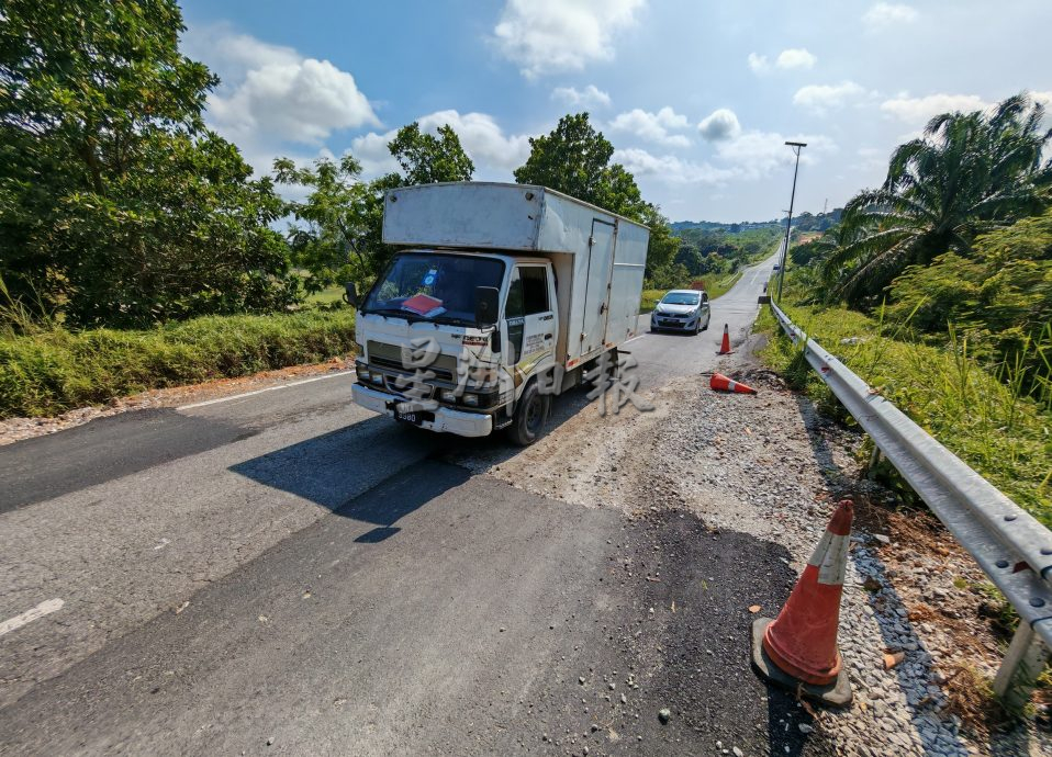 （已签发）柔：**封面**民生特工队：峇甘榜拉末新路   通车不到1年新路变烂路