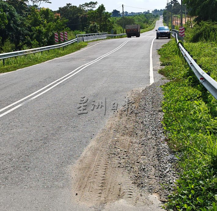 （已签发）柔：**封面**民生特工队：峇甘榜拉末新路   通车不到1年新路变烂路