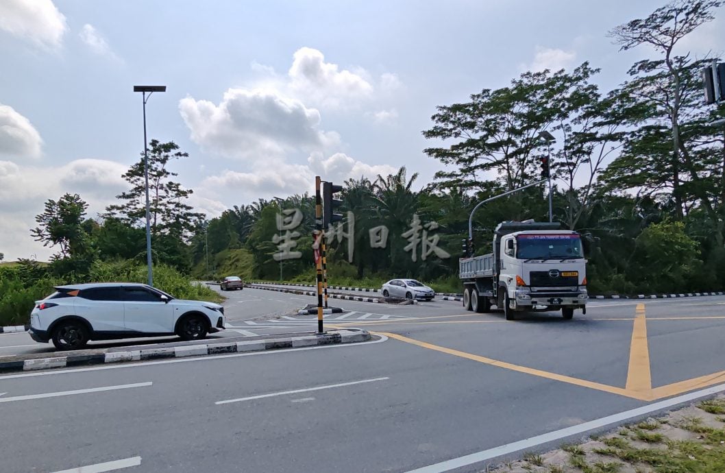 （已签发）柔：**封面**民生特工队：峇甘榜拉末新路   通车不到1年新路变烂路