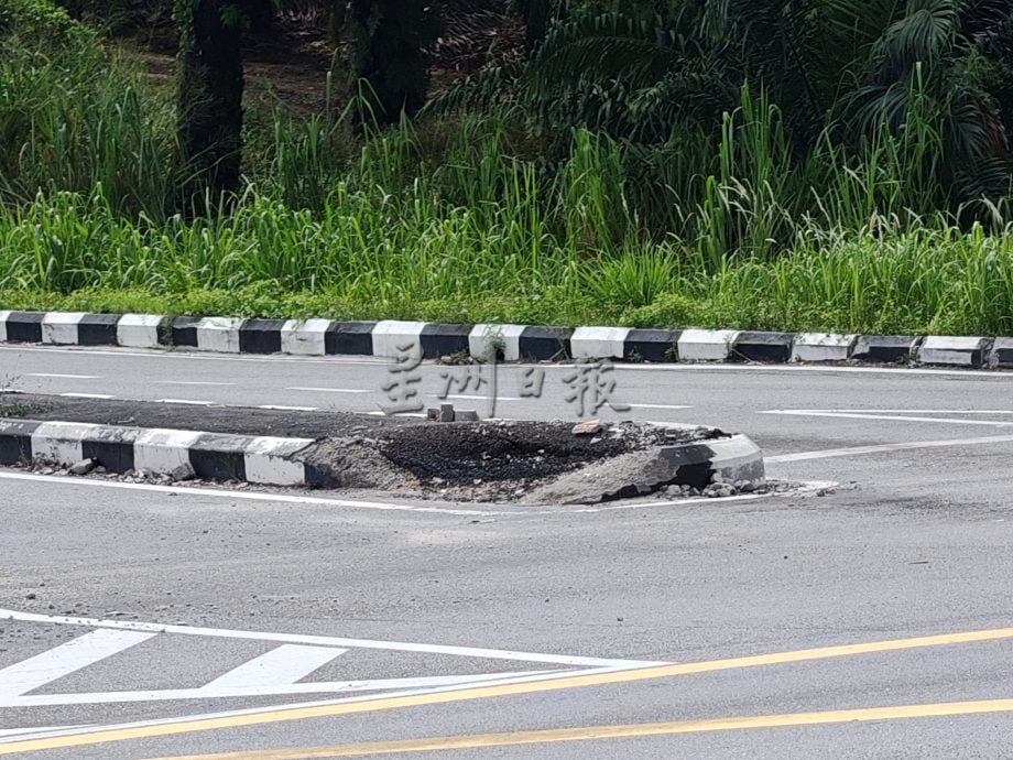 （已签发）柔：**封面**民生特工队：峇甘榜拉末新路   通车不到1年新路变烂路