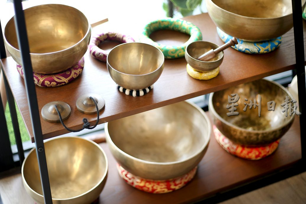 封底主文∕压力时代的温柔回应 颂钵音疗让心安顿