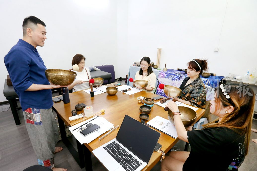 封底主文∕压力时代的温柔回应 颂钵音疗让心安顿