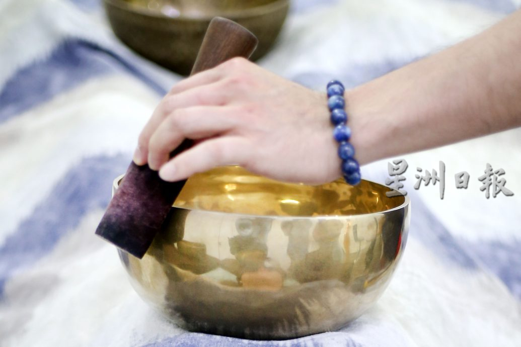 封底主文∕压力时代的温柔回应 颂钵音疗让心安顿