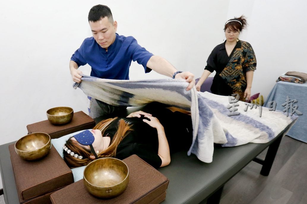 封底主文∕压力时代的温柔回应 颂钵音疗让心安顿