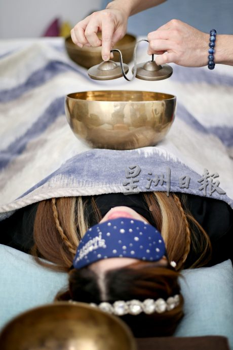 封底主文∕压力时代的温柔回应 颂钵音疗让心安顿