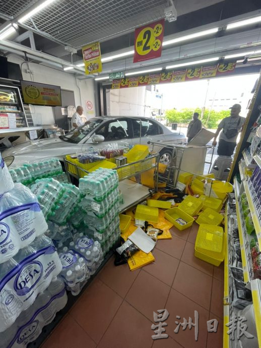 （古城版）长者驾驶轿车回家途中撞入店内