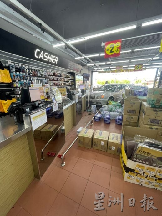（古城版）长者驾驶轿车回家途中撞入店内
