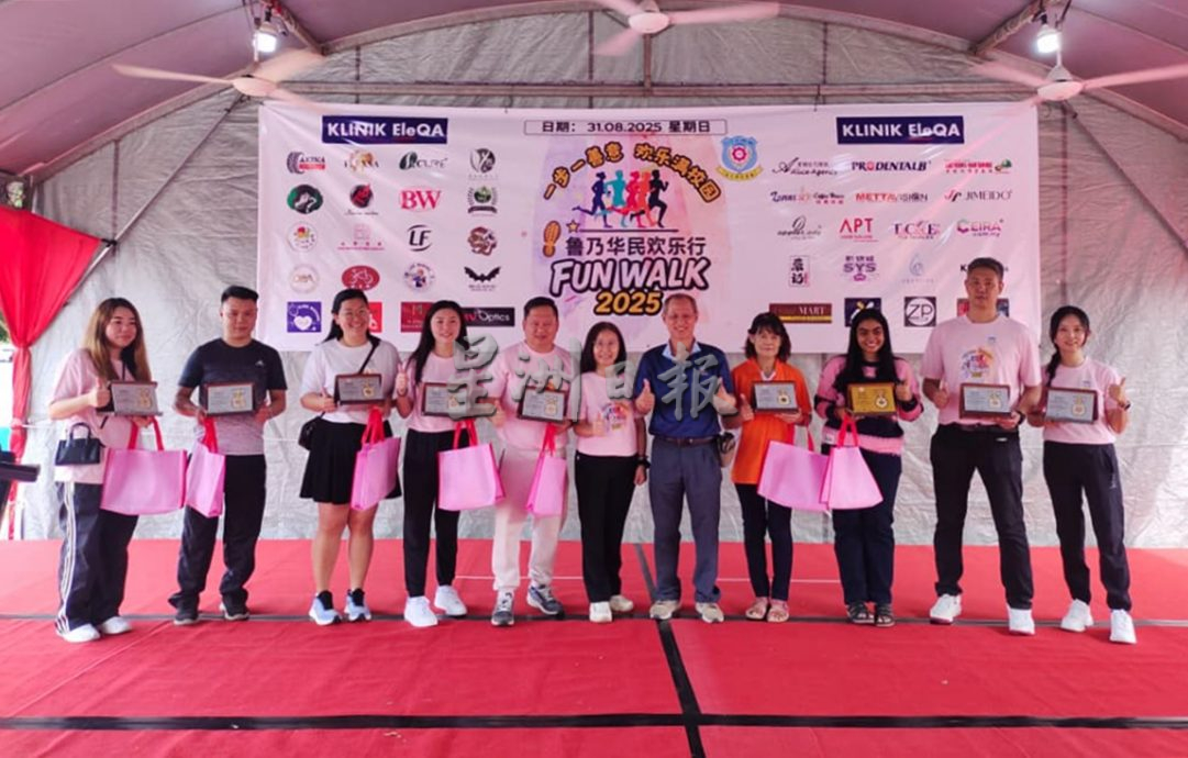 （大北马）雨水浇不熄热忱，鲁乃华民欢乐行逾500人在国庆日清晨前行