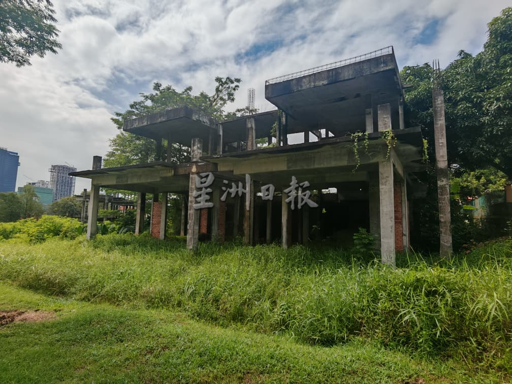 **已签发**柔:第二版头:民生特工队〡洋房废弃15年  引发卫生与安全隐患