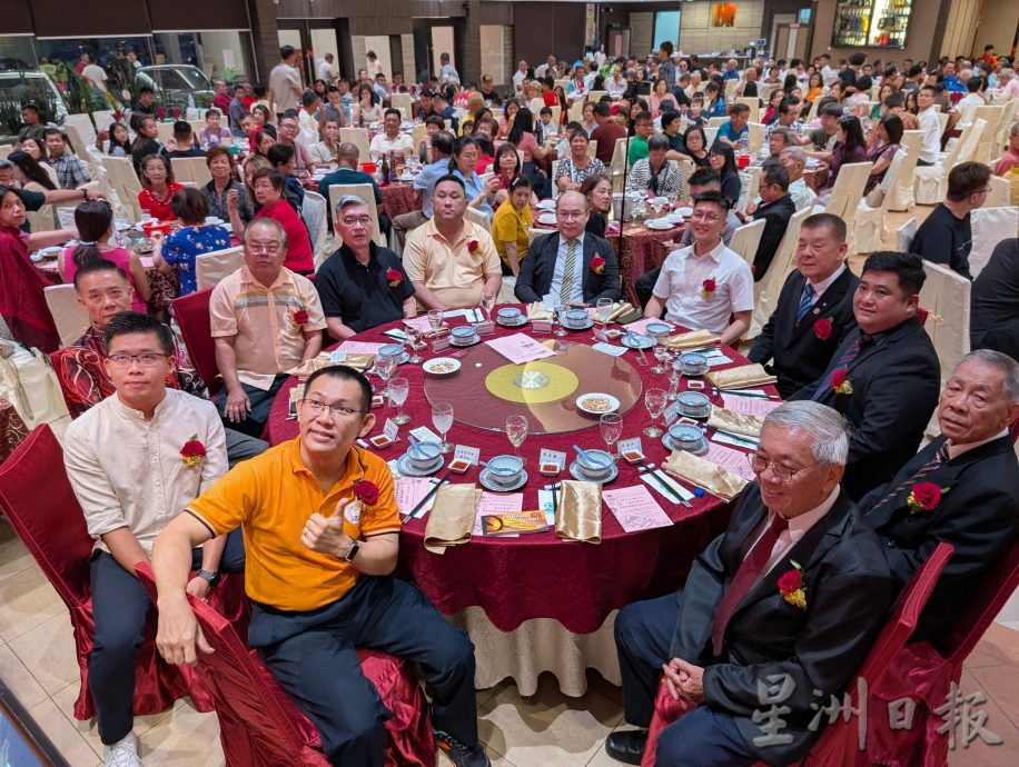 甘文丁培才华小庆98周年筹得20台智能平板电视机提升学生学习环境