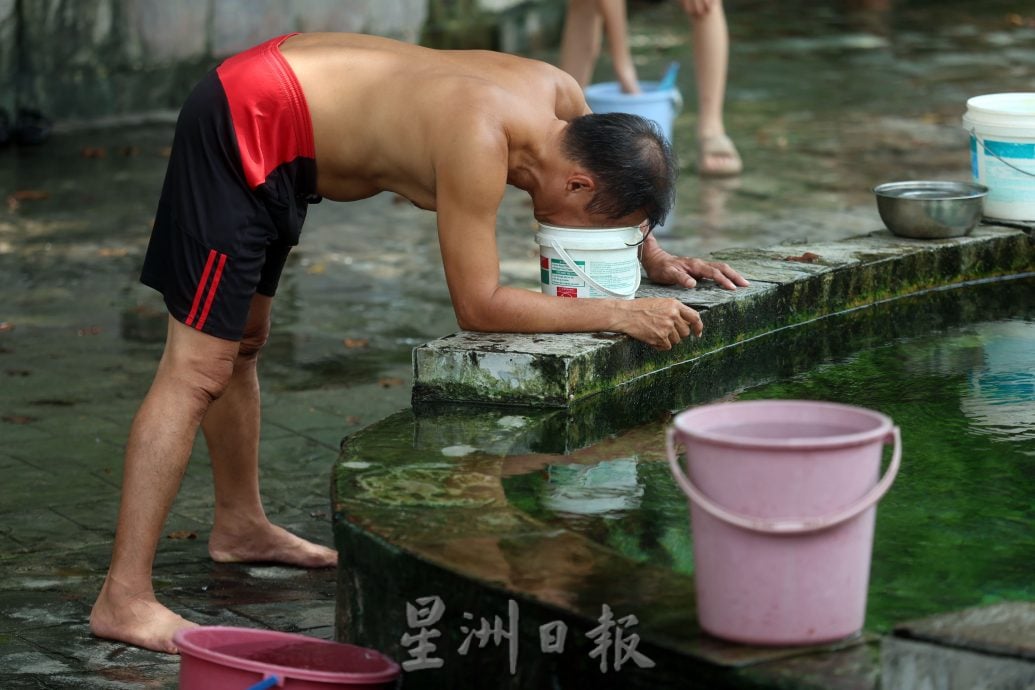 士拉央热水湖还没关 民众“碰运气”爽泡温泉
