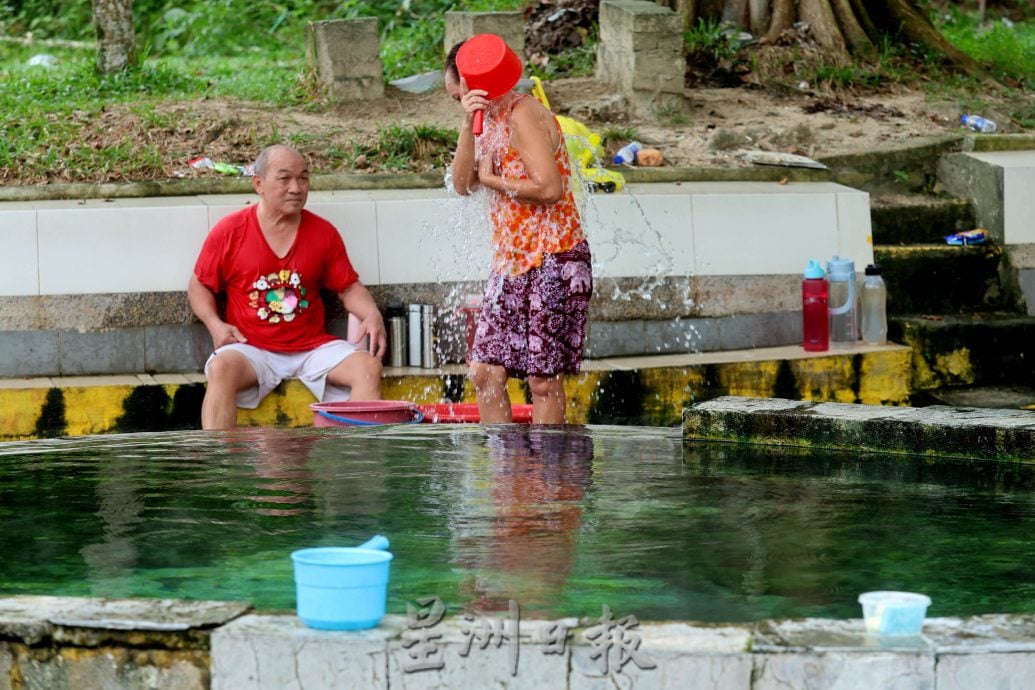 士拉央热水湖还没关 民众“碰运气”爽泡温泉