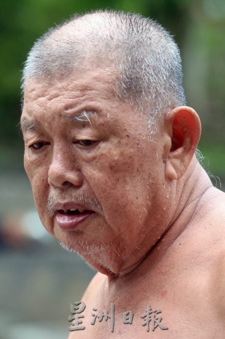 士拉央热水湖还没关 民众“碰运气”爽泡温泉