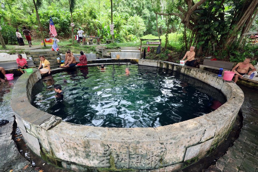 士拉央热水湖还没关 民众“碰运气”爽泡温泉