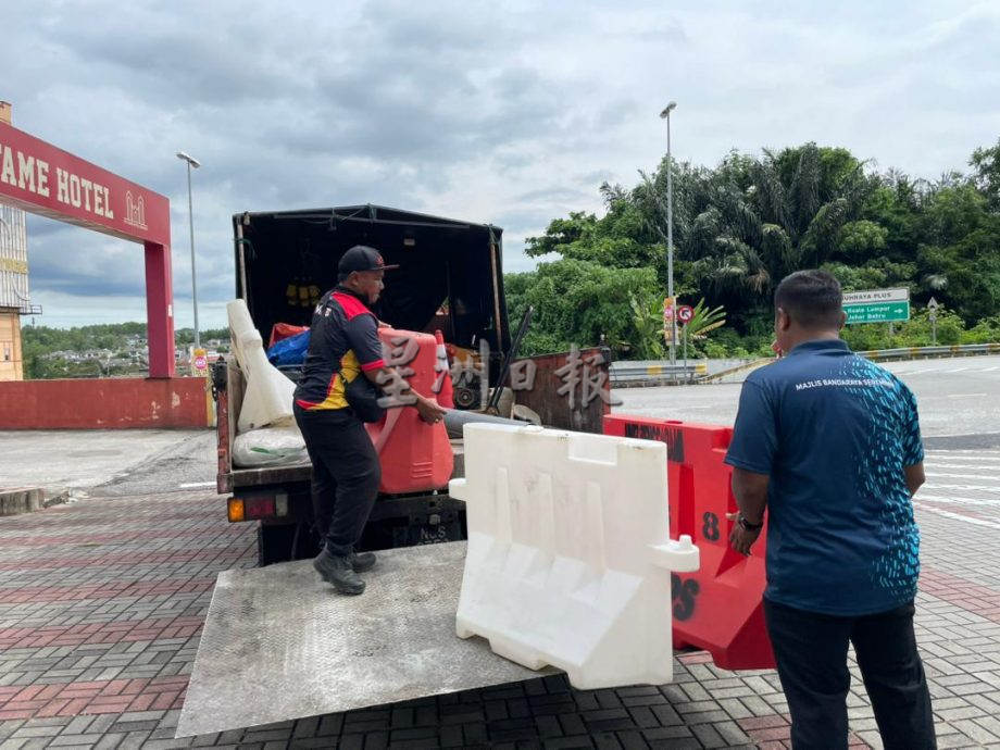 供星洲网：黄健玮促设隔离墩，杜绝花城广场路口违规右转