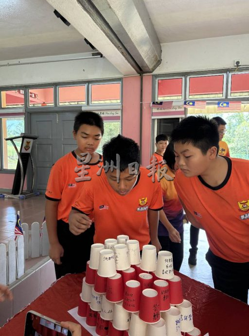 供星洲网:留连知贝华小于国庆建“爱国之塔”:小小纸杯 大大寓意