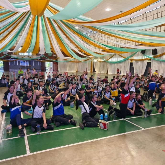 东：（已签发）阅报计划系列活动之“有奖填字游戏”走入校园活动来到中华（二）校