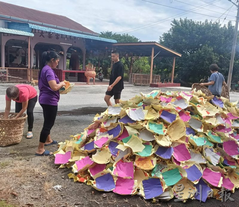 与村民近距离接触 “拥报新村”列车开到双溪古罗