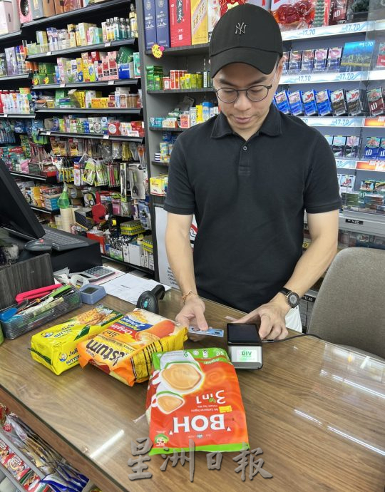 (古城封面主文)100元援助金发放第4天·商民齐盼系统尽快全面顺畅