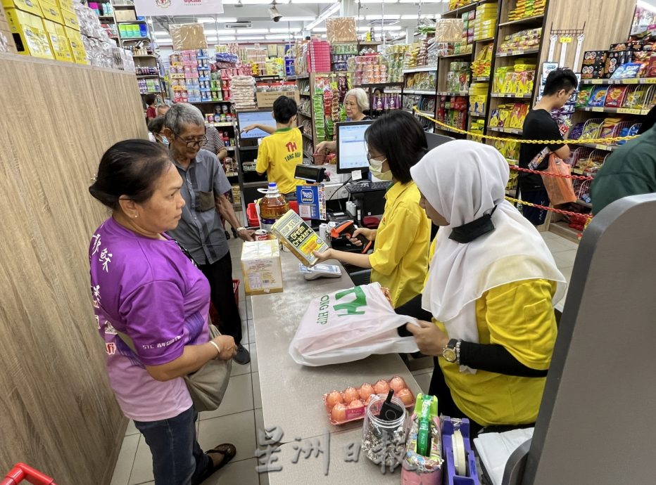 (古城封面主文)100元援助金发放第4天·商民齐盼系统尽快全面顺畅