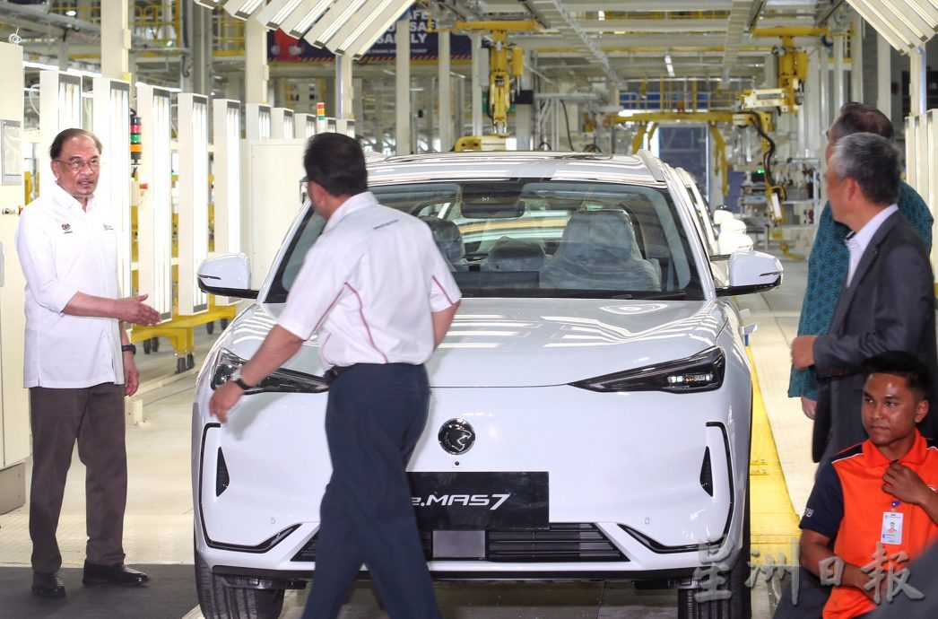 安华驳减免税务利富人论 中产也能拥宝腾电动车  