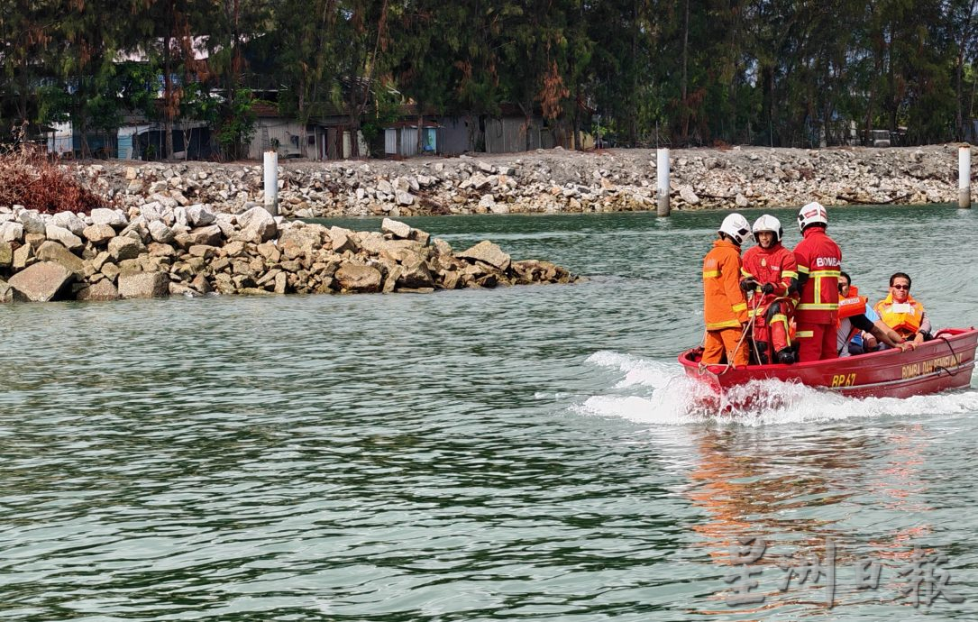 渡轮渔船碰撞起火46人受困 原来是演习虚惊一场