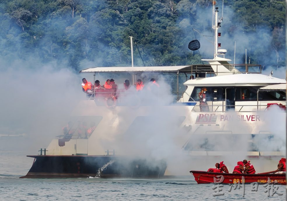 渡轮渔船碰撞起火46人受困 原来是演习虚惊一场