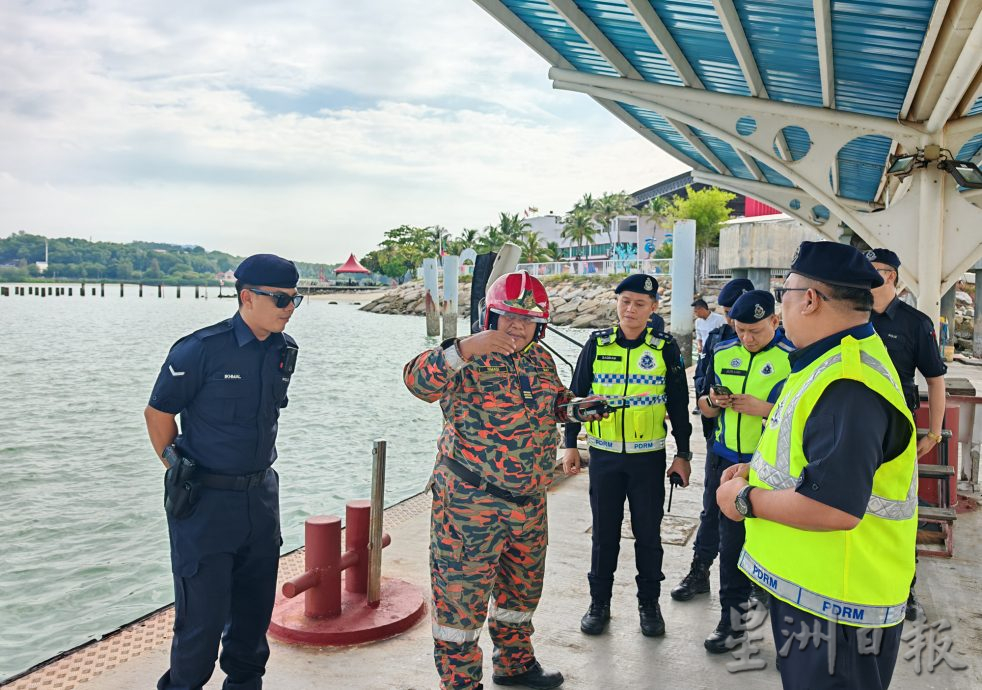 渡轮渔船碰撞起火46人受困 原来是演习虚惊一场