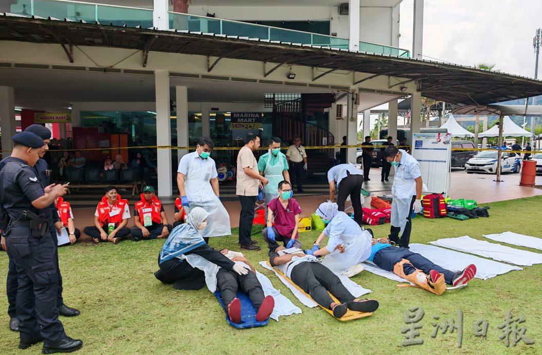 渡轮渔船碰撞起火46人受困 原来是演习虚惊一场