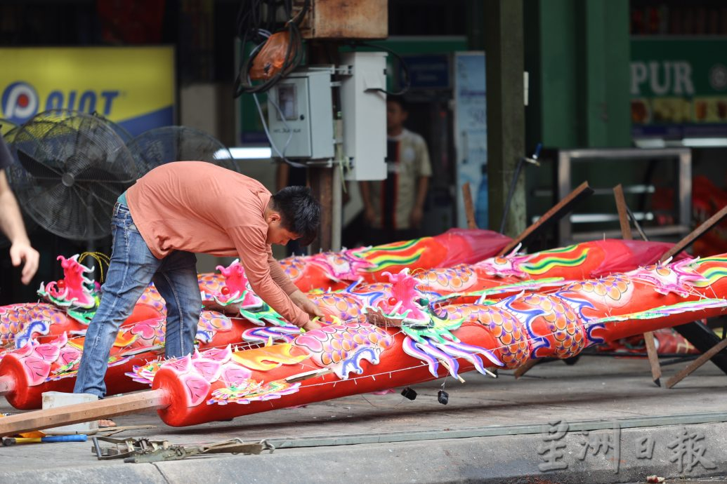 (已签发)大都会版4头:阿罗街盂兰胜会最大“亮点”  一架纸扎私人飞机首次亮相