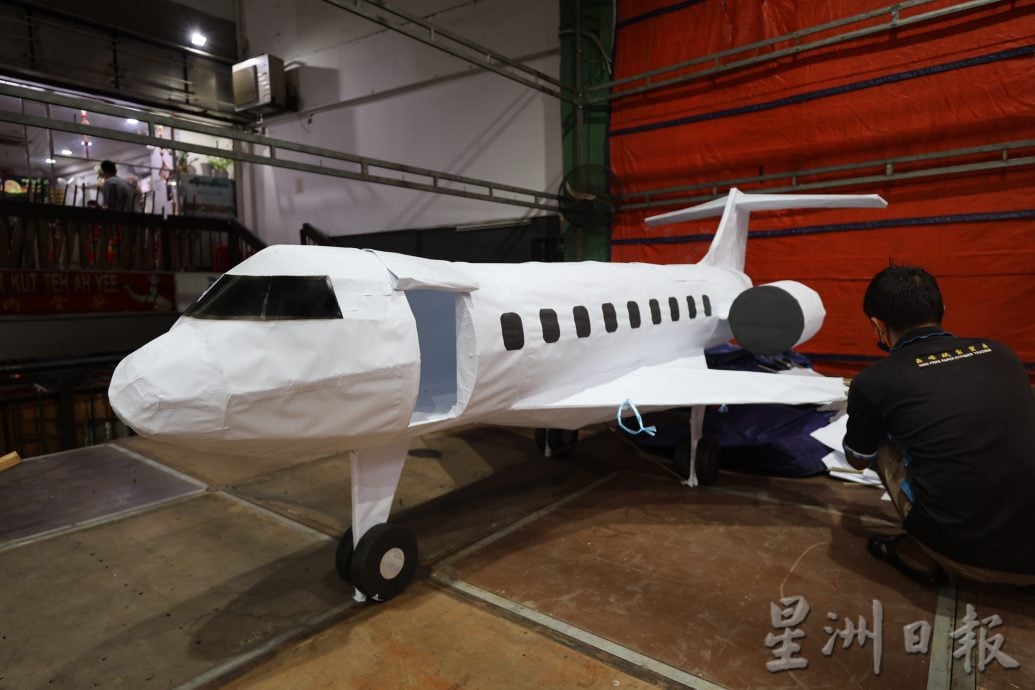 (已签发)大都会版4头:阿罗街盂兰胜会最大“亮点”  一架纸扎私人飞机首次亮相