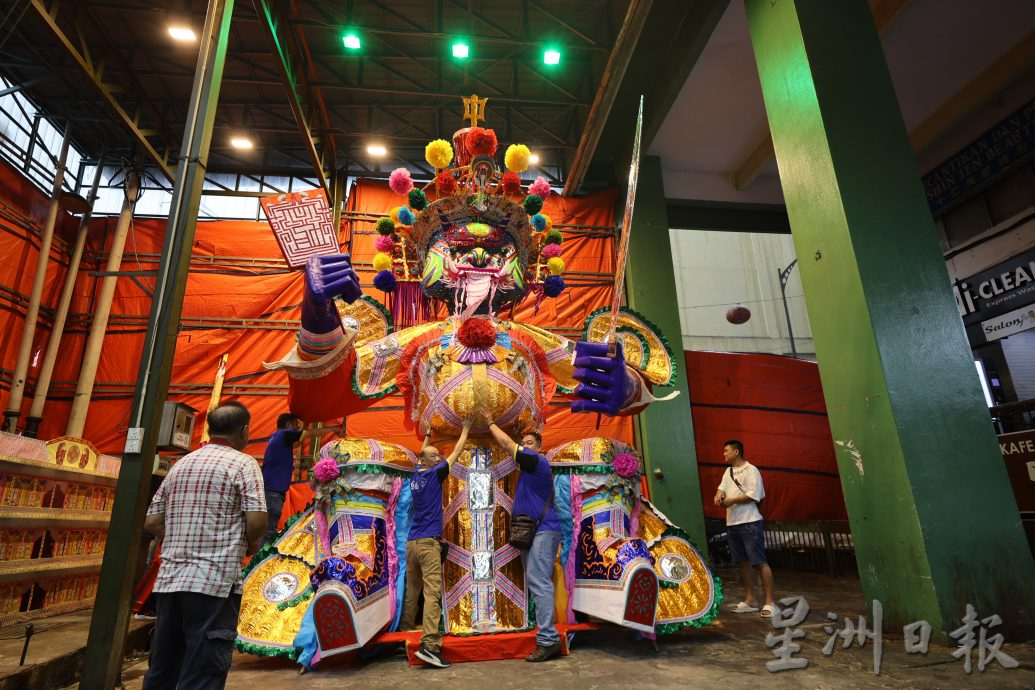 (已签发)大都会版4头:阿罗街盂兰胜会最大“亮点”  一架纸扎私人飞机首次亮相