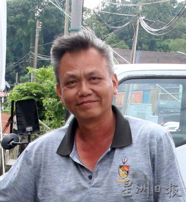 供星洲网/芙拉杭新村66间单位长期荒废,盼屋主清理干净