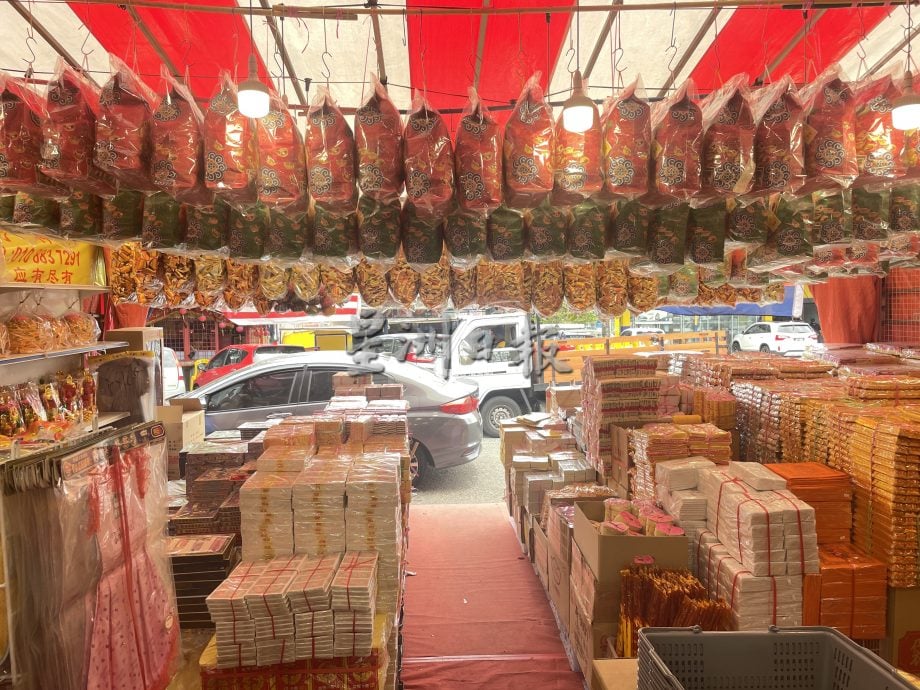 (已签发)柔:封面特稿:纸祭品价格不涨反降 中元祭品销量维持