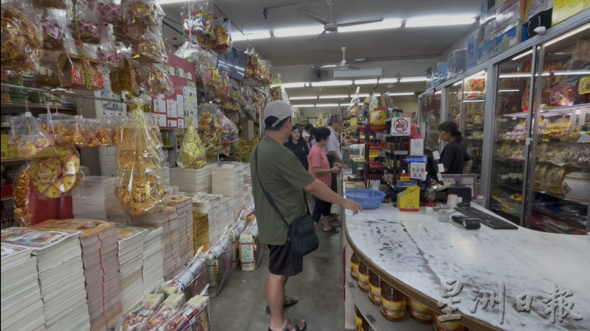 (已签发)柔:封面特稿:纸祭品价格不涨反降 中元祭品销量维持