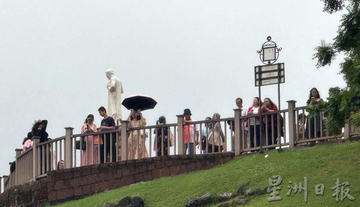 （古城第三版主文）雨天不减游兴 古城旅游区持续迎客