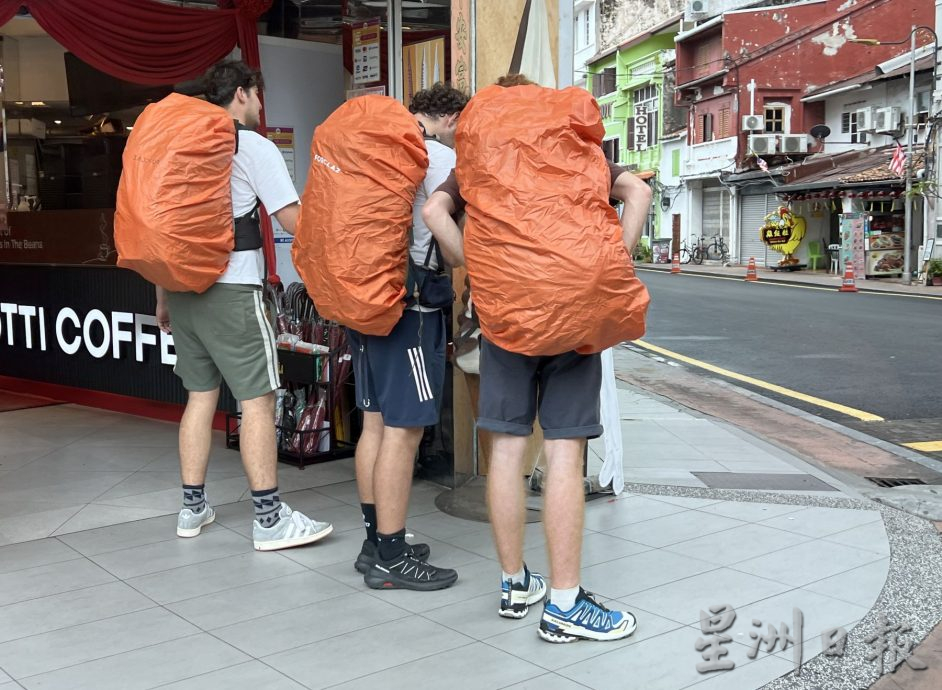 （古城第三版主文）雨天不减游兴 古城旅游区持续迎客