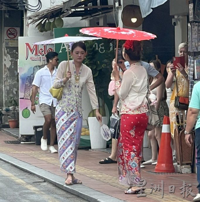 (古城第三版主文)雨天不减游兴 古城旅游区持续迎客