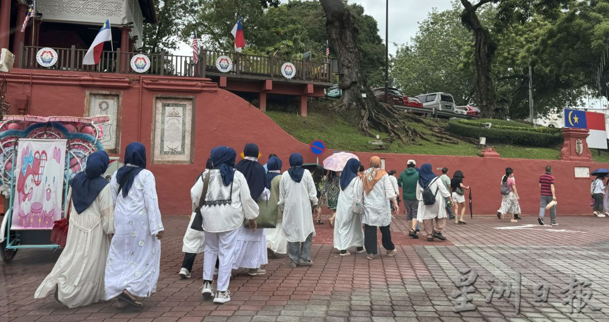 (古城第三版主文)雨天不减游兴 古城旅游区持续迎客