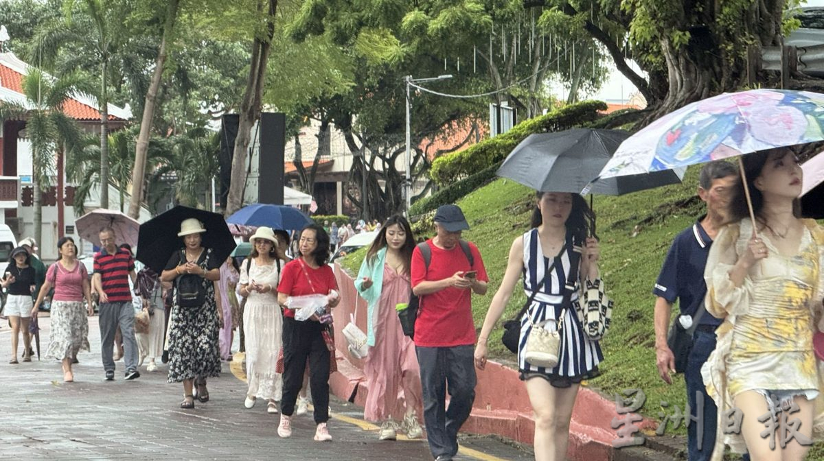 (古城第三版主文)雨天不减游兴 古城旅游区持续迎客