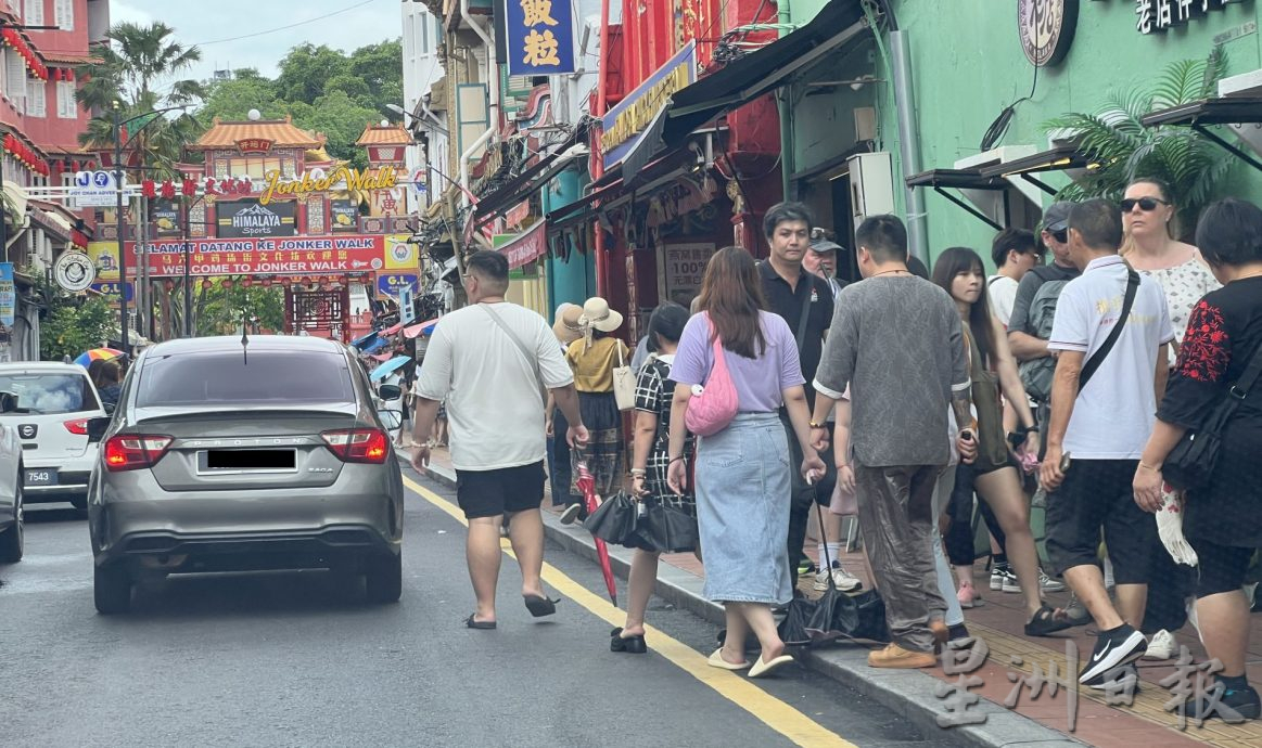 (古城第三版主文)雨天不减游兴 古城旅游区持续迎客