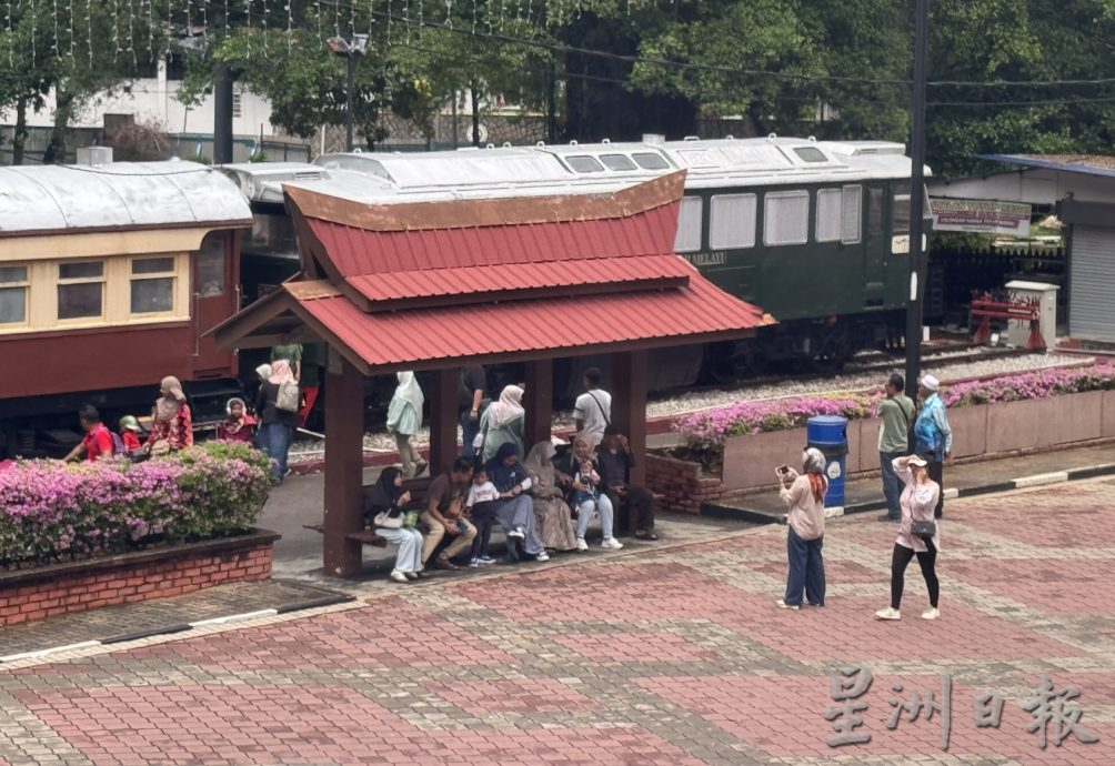 (古城第三版主文)雨天不减游兴 古城旅游区持续迎客