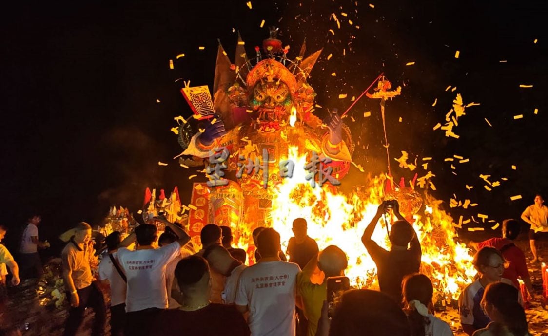 （大北马）新西园大士爷回銮，头部朝偏南的西南方徐徐落下