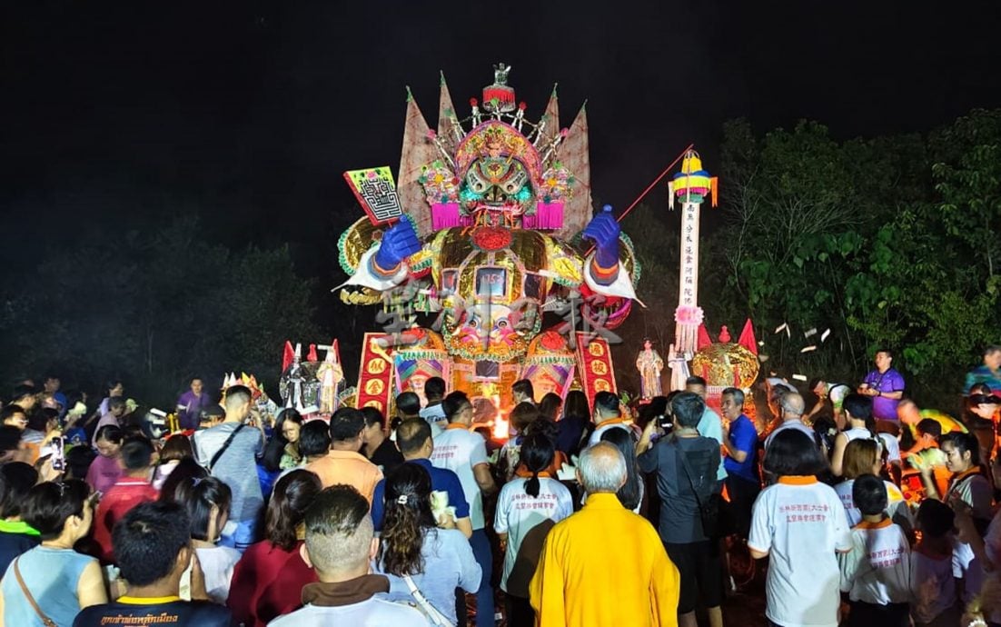 （大北马）新西园大士爷回銮，头部朝偏南的西南方徐徐落下