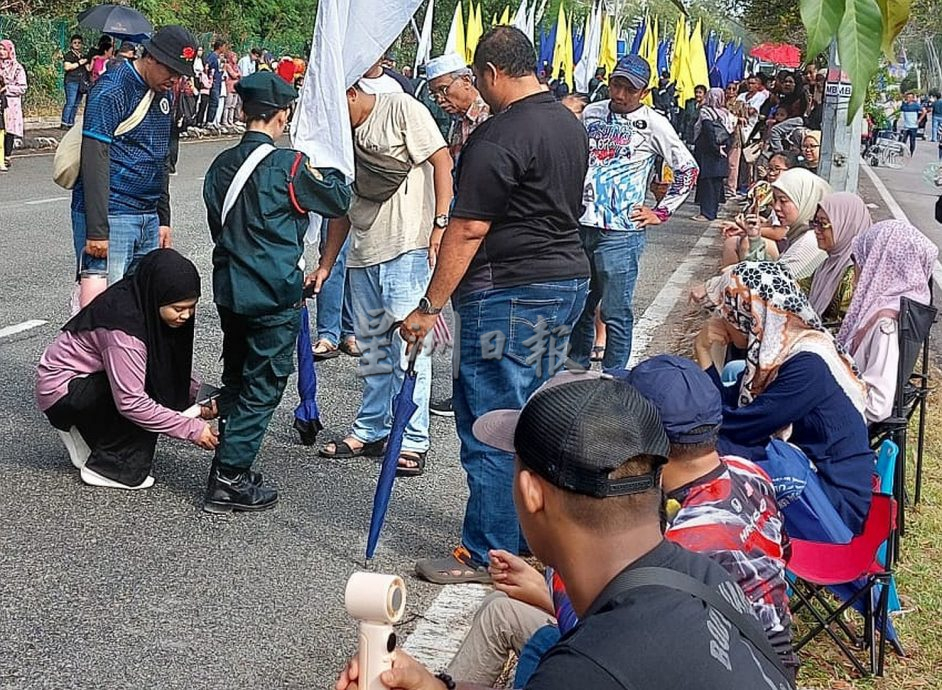 (古城版)老师及丈夫牺牲公假陪伴家人的时间,一路守护学生游行,确保学生顺利完成游行