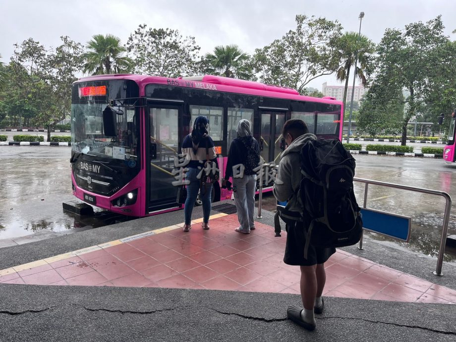 (古城封面主文)邱培栋巡视巴士总站及亲身体验公共交通服务