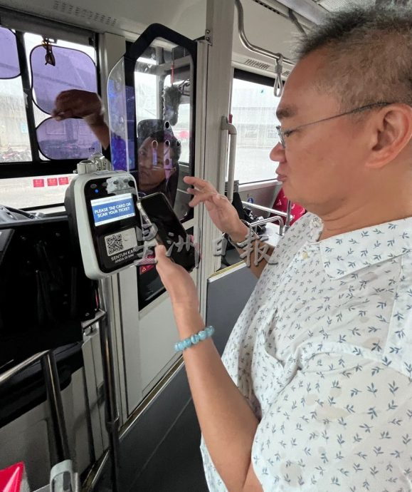 (古城封面主文)邱培栋巡视巴士总站及亲身体验公共交通服务