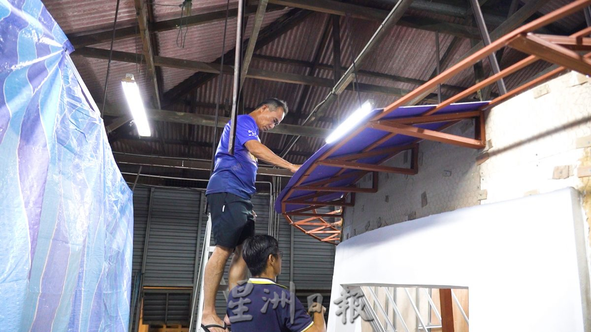 沙威人再写历史 客家土楼“搬”到新村