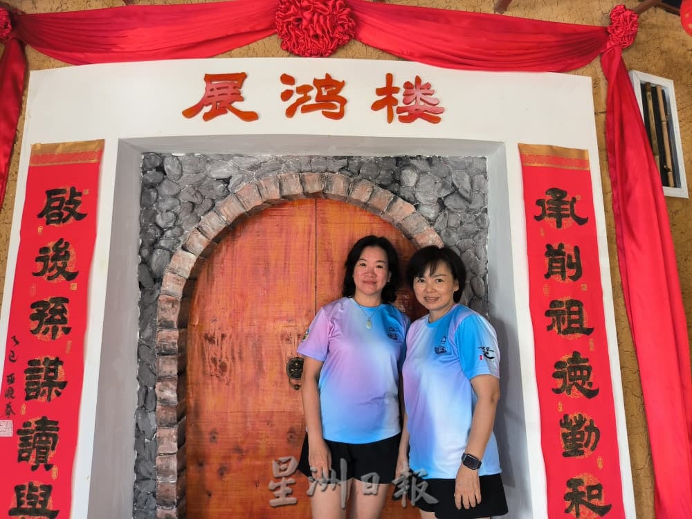 沙威人再写历史 客家土楼“搬”到新村