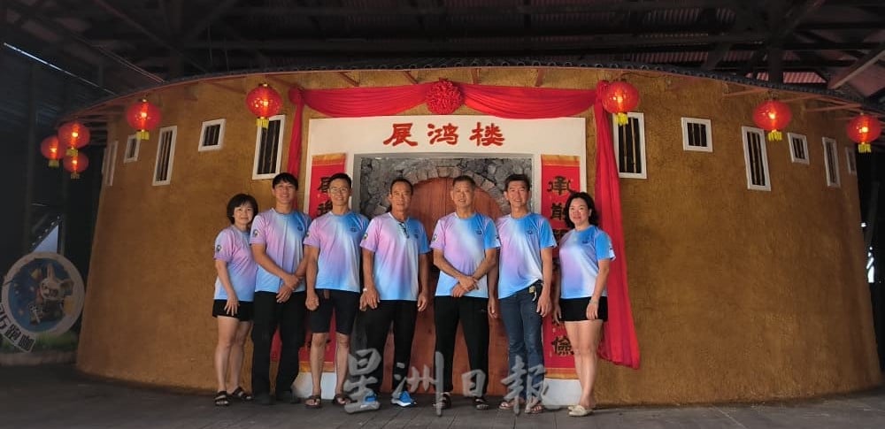 沙威人再写历史 客家土楼“搬”到新村